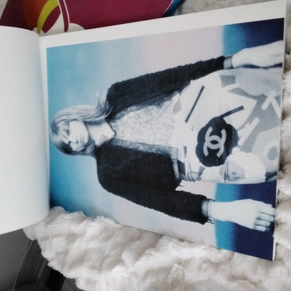 Authentic Chanel book of photos from Spring Collection of 2000 (17" x 12") - Picture 9 of 15